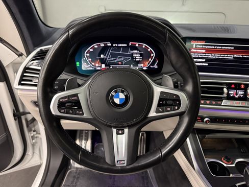 Used 2021 BMW X7 M50i w/ Dynamic Handling Package image 28