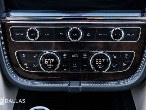 Used 2022 Bentley Bentayga image 27