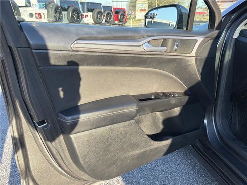 Used 2017 Ford Fusion SE w/ Fusion SE Technology Package image 8