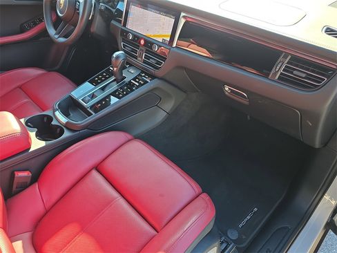 Certified 2025 Porsche Macan image 19
