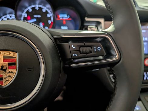 Used 2025 Porsche Macan image 32