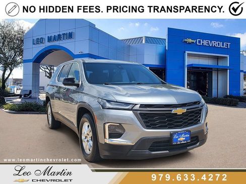 Used 2023 Chevrolet Traverse LS FWD image 2