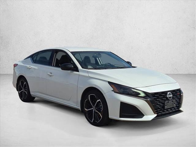 Used 2024 Nissan Altima 2.5 SR FWD image 3