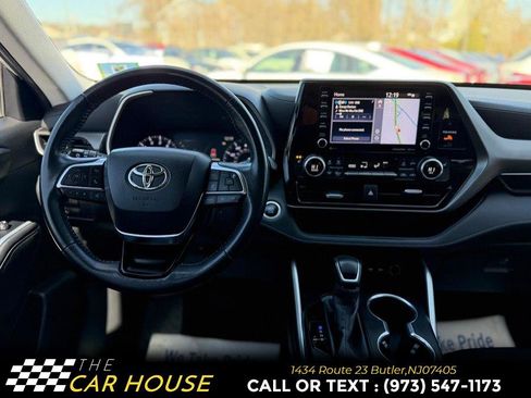 Used 2020 Toyota Highlander XLE image 28