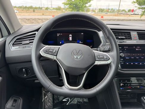 Certified 2022 Volkswagen Tiguan SE w/ Panoramic Sunroof Package AWD/4WD image 17
