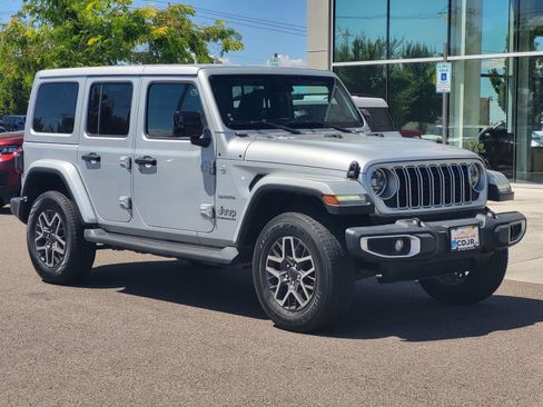 Used 2024 Jeep Wrangler Unlimited Sahara AWD/4WD image 3