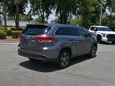 Used 2019 Toyota Highlander LE FWD image 4