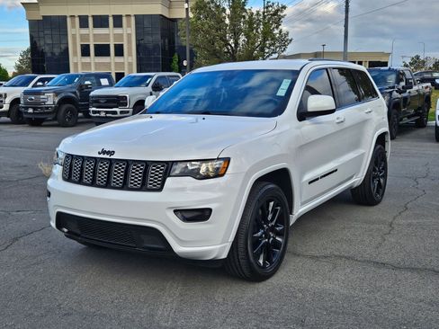 Used 2022 Jeep Grand Cherokee Laredo X AWD/4WD image 11