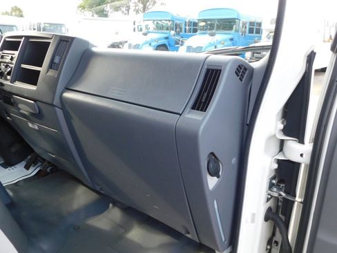 Used 2020 Isuzu NPR image 19