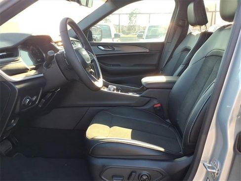 New 2025 Jeep Grand Cherokee L Altitude image 10