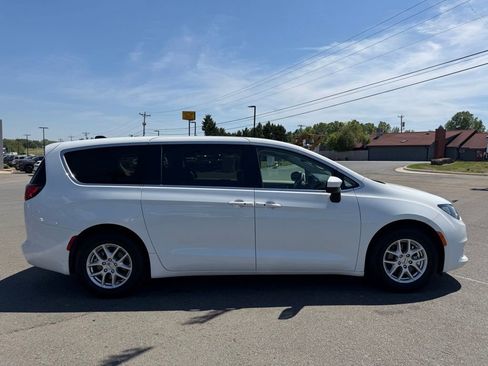 Used 2023 Chrysler Voyager LX FWD image 2