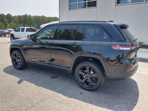 Used 2024 Jeep Grand Cherokee Altitude AWD/4WD image 5