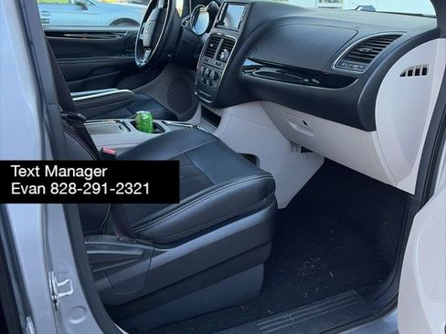 Used 2020 Dodge Grand Caravan SXT image 12