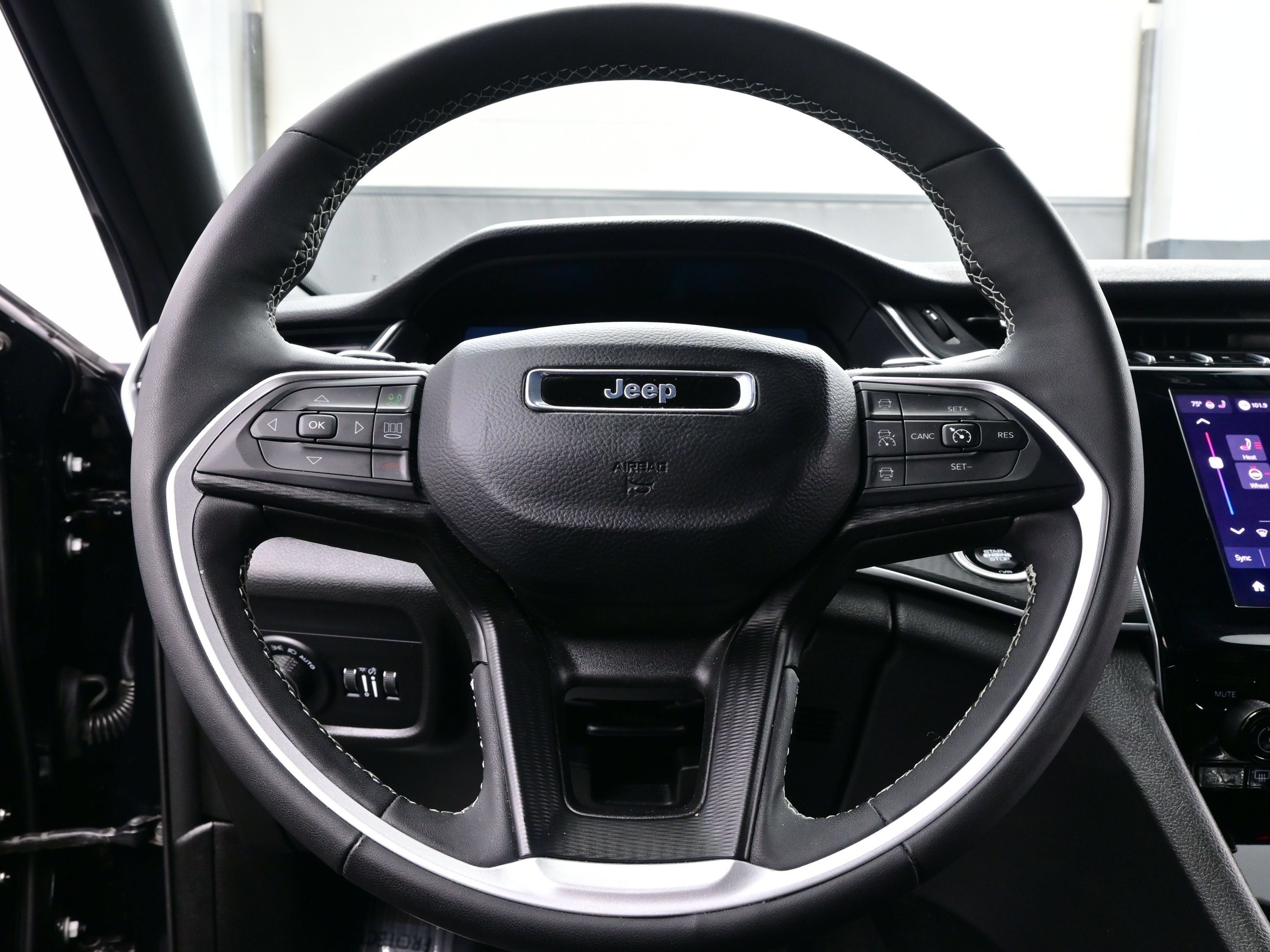 Used 2025 Jeep Grand Cherokee Altitude AWD/4WD image 23