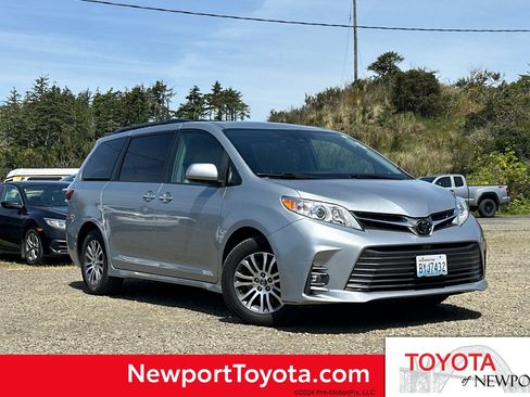 Used 2019 Toyota Sienna XLE w/ XLE Navigation Package FWD image 1