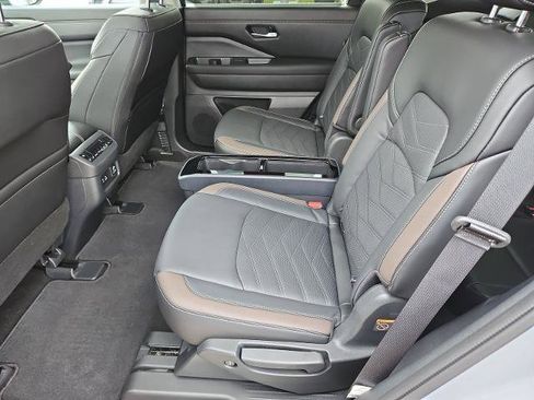 Certified 2024 Nissan Pathfinder Platinum FWD image 19