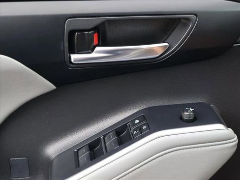 Used 2023 Toyota Highlander XLE AWD/4WD image 12