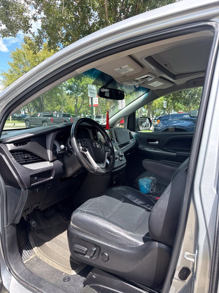 Used 2016 Toyota Sienna SE FWD image 4