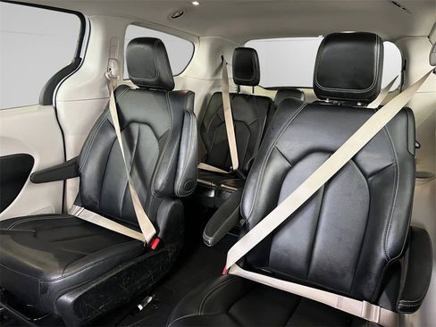 Used 2024 Chrysler Pacifica Select image 23