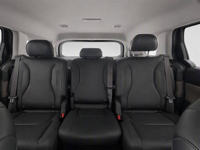 Used 2025 Kia Carnival EX FWD image 16