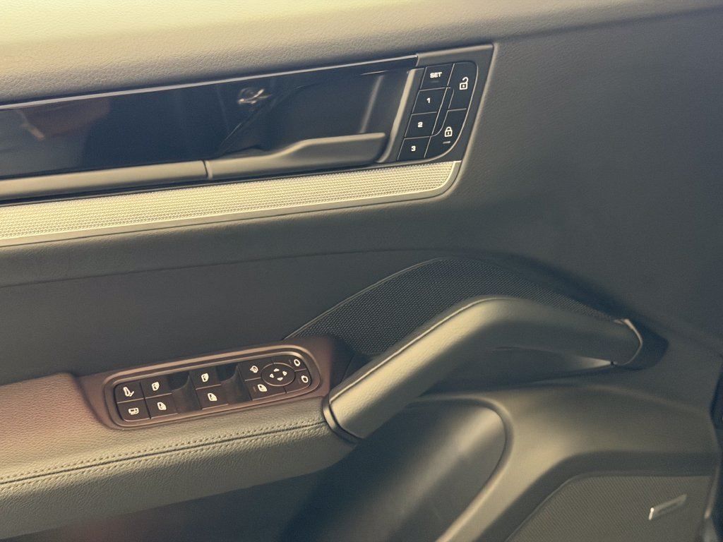 Certified 2025 Porsche Cayenne E-Hybrid Coupe AWD/4WD image 14