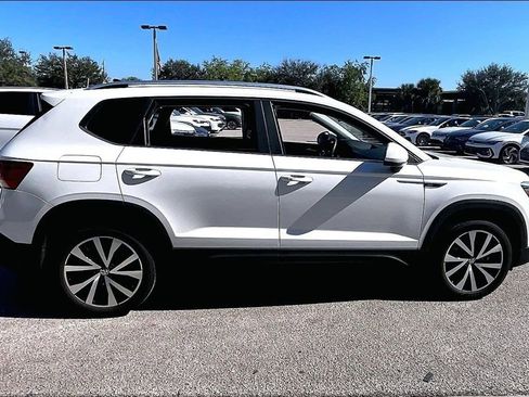 Certified 2023 Volkswagen Taos SE image 4