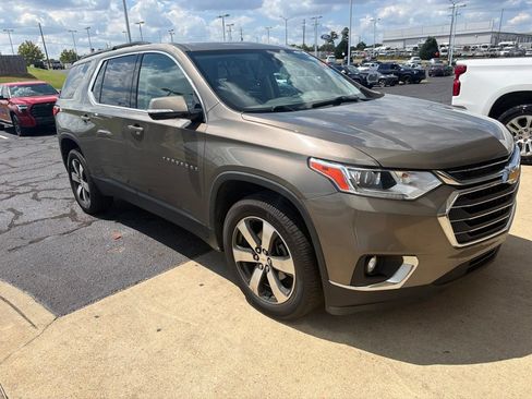 Used 2020 Chevrolet Traverse LT w/ LT Premium Package AWD/4WD image 2