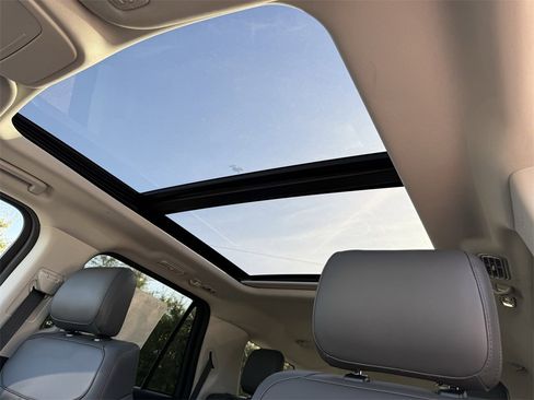 New 2025 Ford Expedition Active image 31