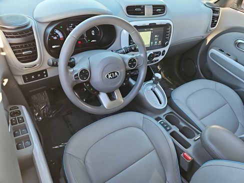 Used 2017 Kia Soul EV + image 10