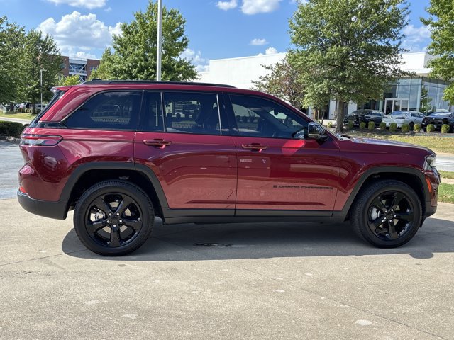Used 2023 Jeep Grand Cherokee Limited w/ Black Appearance Package AWD/4WD image 2