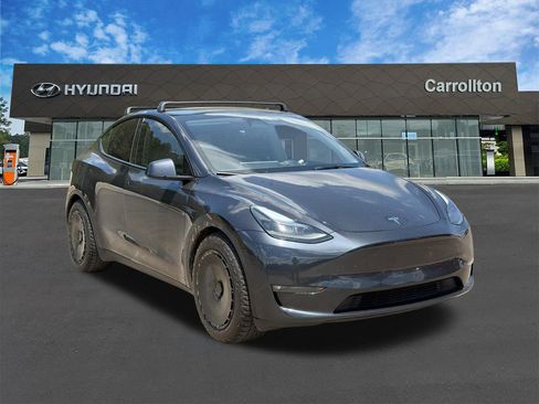Used 2024 Tesla Model Y Long Range AWD/4WD image 3
