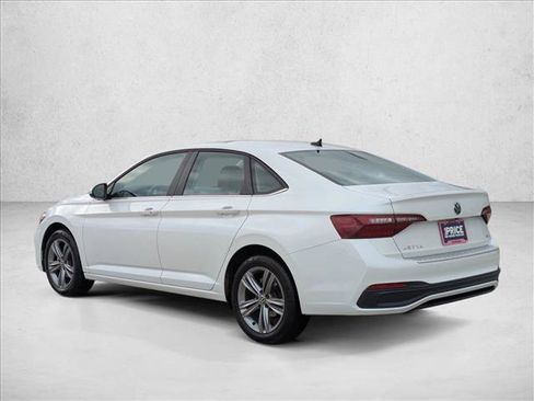 Used 2024 Volkswagen Jetta SE image 8