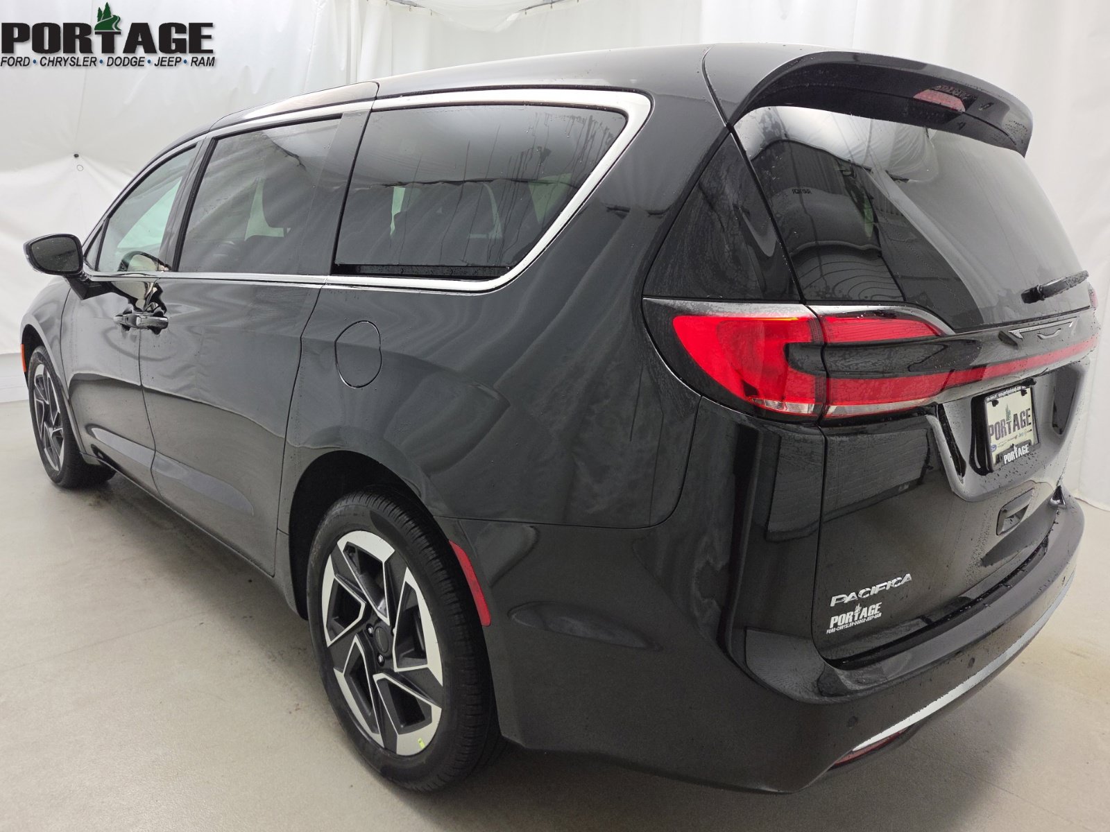 New 2027 Chrysler Pacifica Limited w/ Family Tech Group AWD/4WD image 5