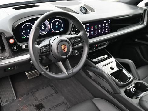 Certified 2025 Porsche Cayenne AWD/4WD image 4