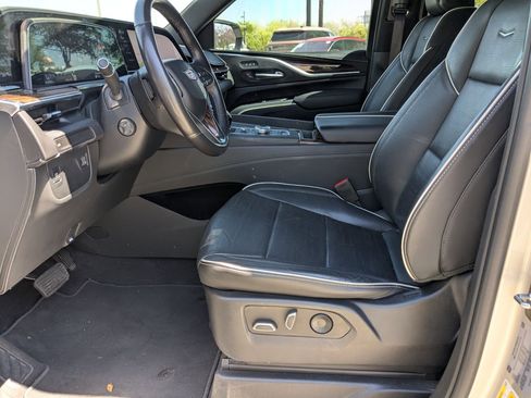 Used 2023 Cadillac Escalade Premium Luxury image 9