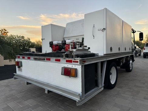 Used 2018 Isuzu NPR image 4