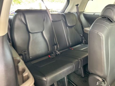 Used 2025 Kia Carnival EX image 38
