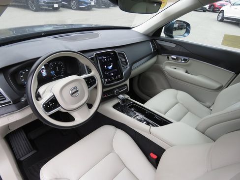 Used 2020 Volvo XC90 T6 Momentum w/ Protection Package image 12