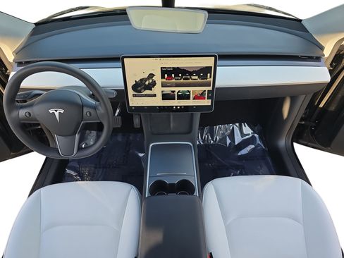 Used 2023 Tesla Model Y Long Range image 9