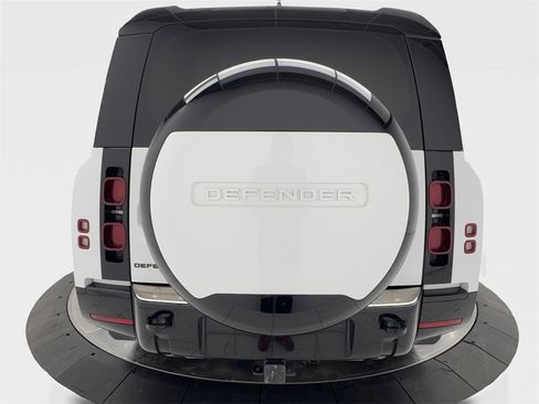 Used 2024 Land Rover Defender 130 X-Dynamic SE image 12