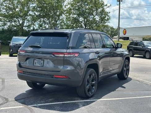 Used 2023 Jeep Grand Cherokee Altitude AWD/4WD image 7