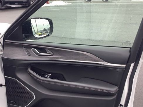 Used 2023 Jeep Grand Cherokee Overland w/ Luxury Tech Group IV image 17