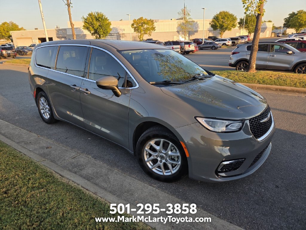 Used 2023 Chrysler Pacifica Touring-L FWD image 3