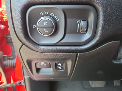 Used 2020 RAM 1500 Big Horn AWD/4WD image 30
