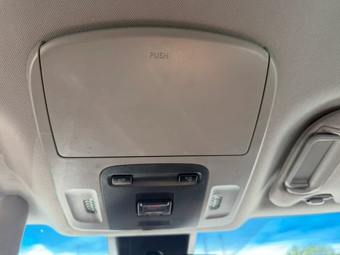 Used 2019 Toyota Camry SE w/ Carpet Mat Package FWD image 27