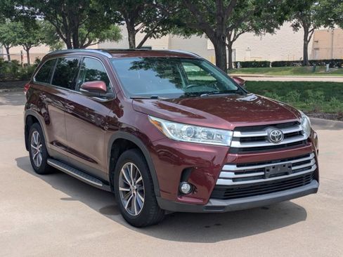 Used 2019 Toyota Highlander XLE FWD image 3