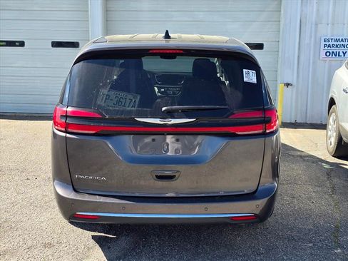 Used 2023 Chrysler Pacifica Touring-L image 15