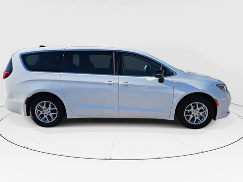 Used 2024 Chrysler Pacifica Touring-L image 2