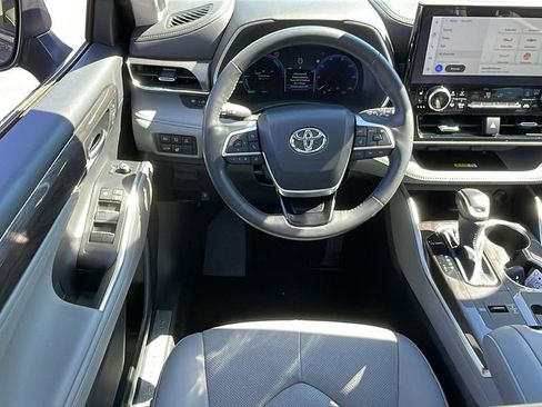 Used 2024 Toyota Highlander Limited image 13