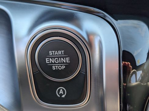 Used 2025 Mercedes-Benz GLB 250 4MATIC image 26